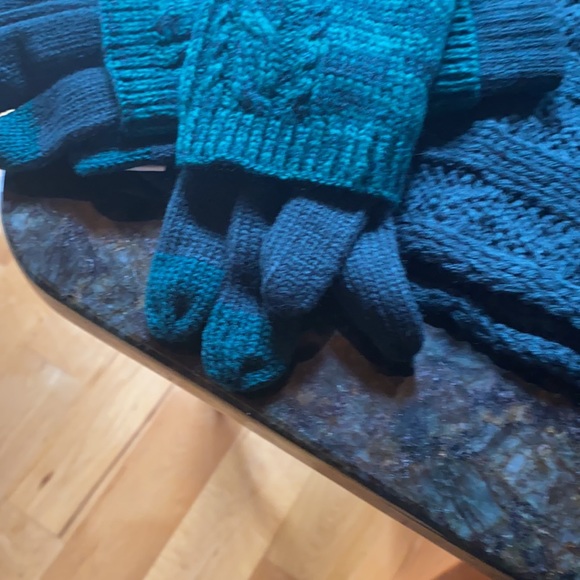 Knit Teal Scarf/Hat/Glove set🌺 - Picture 3 of 4